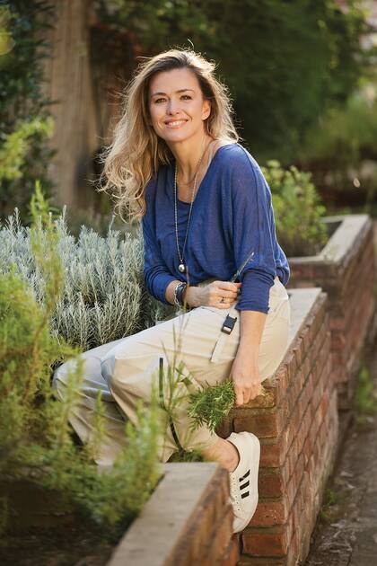 “Estoy en un momento de mucha felicidad”, le dijo a ¡HOLA! Argentina durante la entrevista. En la foto, junto a la huerta que tiene en el jardín de su casa.
