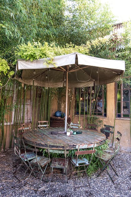 “Estoy haciendo una instalación que se llama Ser Aroma. La obra es el aroma propio a la madera”. Ser creativo e inquieto lo llevó también a abrir su casa-jardín-taller a otras propuestas, a otros artistas.