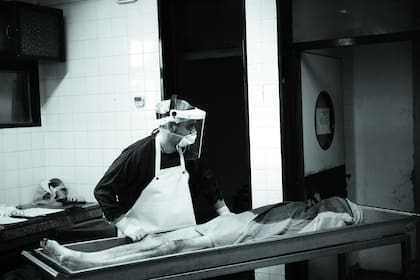 "Estoy lejos de perderle el miedo a la muerte. Todo lo contrario", admite Marcelo Dabbah, un médico forense desde 1990