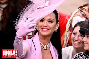 “Estoy muy emocionada”, dijo Katy Perry en sus redes. Vestida con un increíble diseño de Vivienne Westwood, la cantante también contó en Twitter que no encontraba su lugar en la abadía.