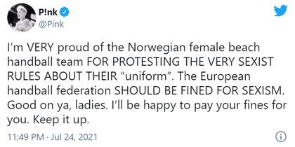 “Estoy muy orgullosa del equipo femenino de handball playero de Noruega por protestar contras las reglas super sexistas de su ‘uniforme’”, escribió en su cuenta de Twitter Pink