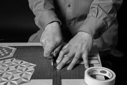 "Estoy perfeccionando el oficio de la madera", dice Carlos