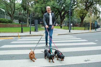 “Estoy solo, pero me encantaría enamorarme porque la vida es linda también de a dos”, dice mientras pasea a sus perros por una plaza cerca de su casa.
