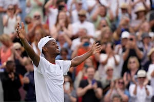 La revelación de Wimbledon eliminó a otro rival preclasificado y ya está en los cuartos de final