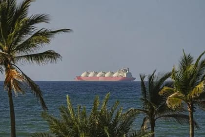 Desde el alto el fuego temporal, solo han atravesado el estrecho unos pocos barcos.