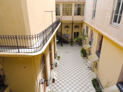 Estrechos balcones y patio con piso en damero.