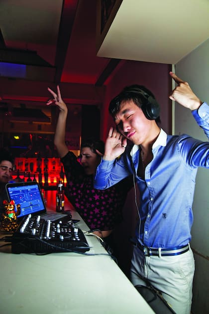 Estrella de la noche. Especializado en k-pop (pop coreano), toca en la fiesta Wop y dice que a las argentinas les fascinan los orientales