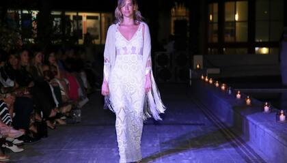 Estrella de los desfiles. Chal y transparencias en este modelo de Pía Carregal en The Six O Clock Tea