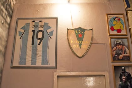 El escudo del club, en una de las paredes del bodegón