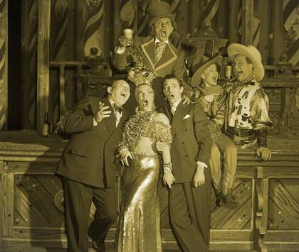 Estrellas del teatro, el cine y la radio ensayando para un espectáculo en apoyo a la industria periodística por su rol en la preservación de la libertad de las artes en 1942. Ripley está a la izq. adelante, al lado de Carmen Miranda y Ray Bolger