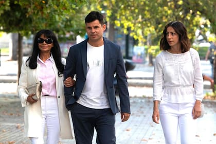 Javier Sanchez Santos, el hombre que reclama ser hijo de Julio Iglesias, junto a su madre y su novia, antes de ingresar a una audiencia realizada en Valencia