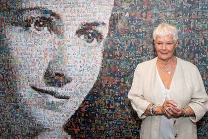 Judi Dench fue la encargada de revelar un mural de la actriz Peggy Ashcroft realizado por la artista Helen Marshall, durante la reapertura del teatro Ashcroft Playhouse en Fairfield Halls, Londres