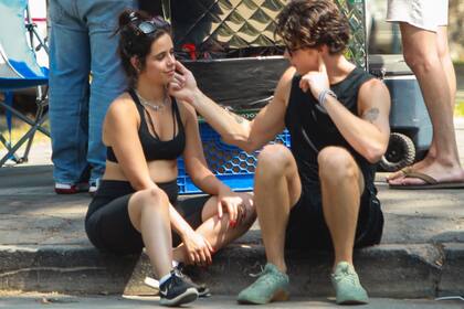 Mimos y caminata. Camila Cabello y Shawn Mendes estuvieron haciendo algo de ejercicio por un parque en Beverly Hills y también tuvieron tiempo para mostrarse muy cariñosos