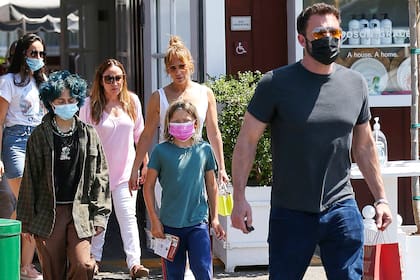 Ensamblados. Ben Affleck y Jennifer Lopez siguen a pleno con su romance y cada vez más se los puede ver en salidas junto a sus hijos. Esta vez los paparazzi los captaron después de almorzar.