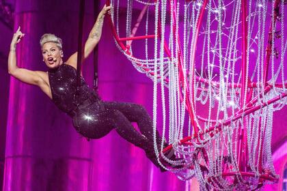 ¡Atrápame si puedes! Pink sacó a relucir su acrobático espíritu durante un show en París