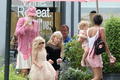 Blake Lively sacó a pasear a sus hijas y juntas disfrutaron de un rico almuerzo en un café de Nueva York