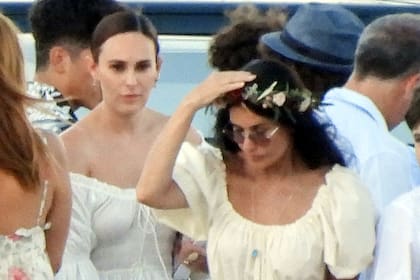 Todos de blanco. Demi Moore y su hija Rumer Willis viajaron a Grecia para un bautismo