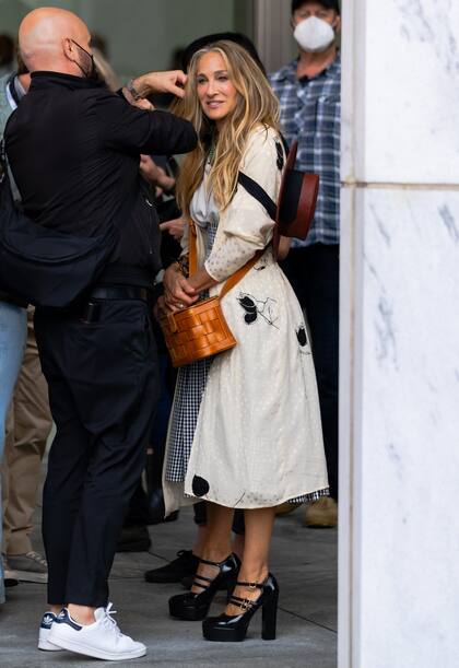 Antes de seguir grabando, unos retoques al look de Sarah Jessica Parker