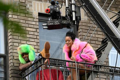 Rihanna y A$AP Rocky, muy relajados en un impasse de la grabación de un video musical que realizan en Nueva York