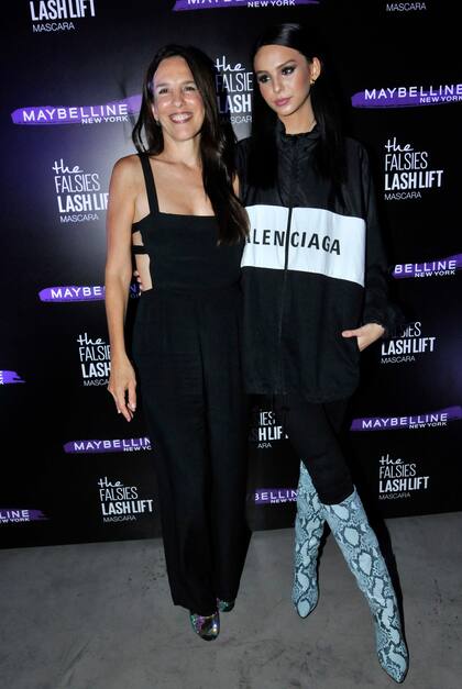Madre e hija juntas: Paula Robles y Juanita Tinelli en un evento de una marca de maquillajes en el barrio de Recoleta