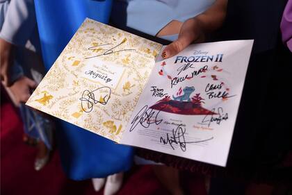 Un codiciado programa del estreno de Frozen II, autografiado por los protagonistas
