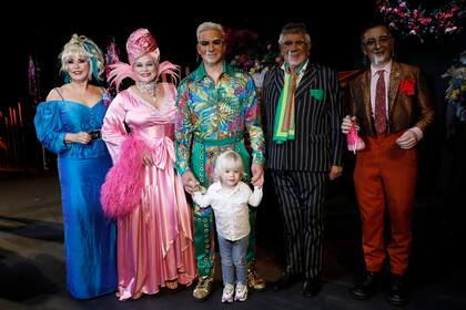 Georgina Barbarossa, Carmen Barbieri, Flavio Mendoza (con su pequeño hijo Dionisio), Raúl Lavié y Nicolás Scarpino, exultantes en el estreno en el Broadway