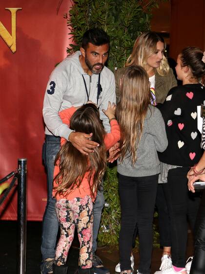 Cubero y Mica junto con las niñas, antes de la foto para la prensa