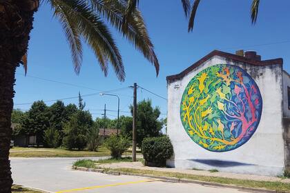 Estromatolito silvestre se puede ver en San Antonio de Areco. Aquí la artista trabajó la figuración de la planta silvestre diente de león, que crece espontáneamente a modo de yuyo, adornando las banquinas del barrio. 