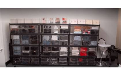 Estructura de estantes con cajas rotuladas. Imagen: Netflix