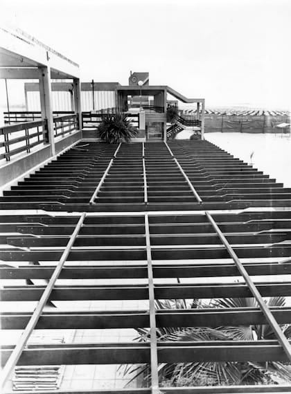 Estructura de madera cerca de la playa de estacionamiento (década de 1990)