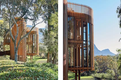 Estructuras cilíndricas vidriadas recubiertas por varillas de cedro emulan los árboles circundantes. Muy zen, el paisajismo tiene como estrellas cuatro estanques que marcaron las dimensiones sobre las que se dibujarían los círculos.