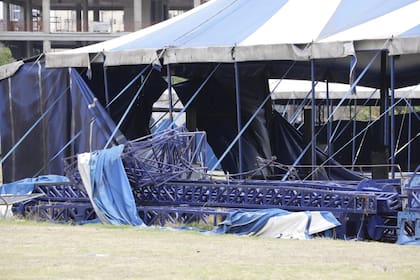 Estructuras de metal y lonas entrelazadas en los hierros, parte de las ruinas del Polo Circo en un predio de Parque Patricios