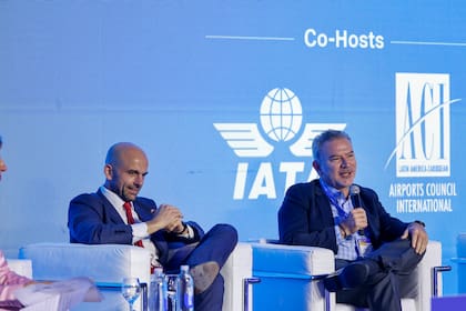 Estuardo Ortiz, junto al secretario de Transporte, Franco Mogetta, durante uno de los paneles del Aviation Day Argentina