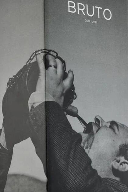 Estuche de Bruto ilustrado con una foto tomada hace décadas en Jumilla, donde Imanol hace su vino, en la que aparece el célebre fotógrafo Antonio Cores bebiendo vino