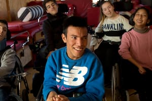 Esfuerzo y logro: Rodrigo tiene parálisis cerebral y terminó la escuela primaria