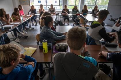 Estudiantes asisten a clases en la escuela Christophorusschule en Rostock, norte de Alemania, el 3 de agosto de 2020
