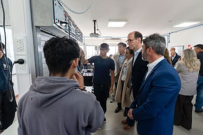 Estudiantes, autoridades de Ternium y de la UTN recorrieron los nuevos laboratorios