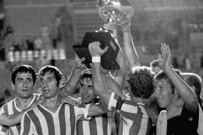 Bilardo en su etapa de jugador, celebrando uno de los títulos que ganó con Estudiantes: la Interamericana de 1969