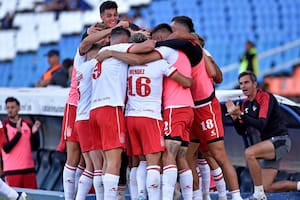 Estudiantes celebra el gol de Luciano Lollo, que será el del éxito en Mendoza frente a Godoy Cruz y el primer triunfo en la Liga Profesional.
