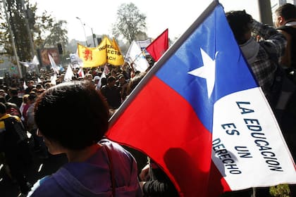 Estudiantes chilenos marchan en protesta a la actual situación de la educación en Chile