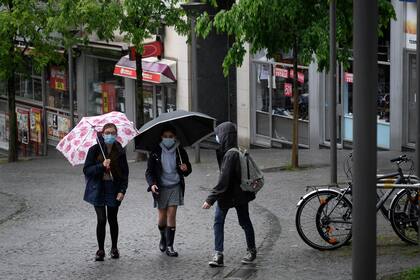 Estudiantes con barbijo caminan en una calle de Lausanne camino a la escuela, el 11 de mayo de 2020, cuando el bloqueo introducido hace dos meses para combatir la propagación del nuevo coronavirus comienza a relajarse