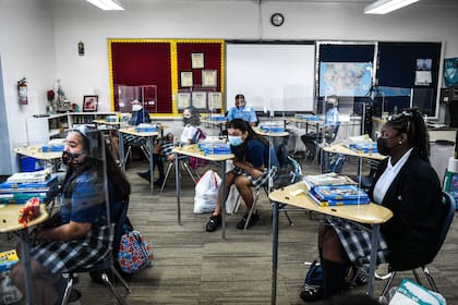 Estudiantes con protección en clase en una escuela de Miami (Photo by CHANDAN KHANNA / AFP)