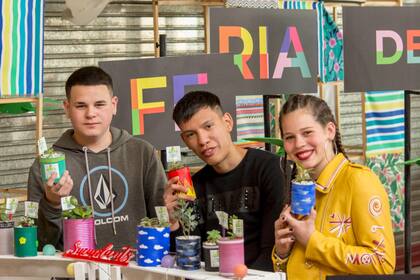 Estudiantes de Aprender a Emprender en la feria de emprendimientos