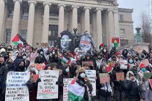 Estudiantes de Columbia se reúnen frente a la biblioteca de la universidad en la nieve para "detener la máquina de guerra estadounidense" y pedir un alto el fuego