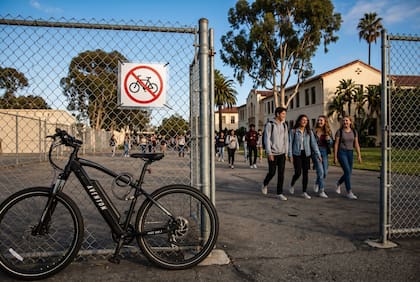 Estudiantes de escuelas y secundarias del condado de Orange tendrán restricciones para el uso de e-bikes