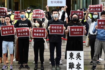 Estudiantes de Hong Kong y Taiwán muestran pancartas que dicen &quot;Malas leyes de seguridad nacional de China&quot; durante una protesta frente a la oficina de Taipei en Hong Kong el 28 de mayo de 2020