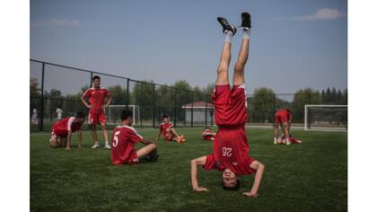 Estudiantes de la Escuela Internacional de Fútbol de Pyongyang participan en una sesión de entrenamiento de menos de 14 años