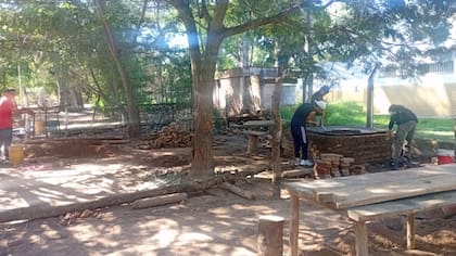 Estudiantes de la Escuela Media Gobernador Piedrabuena, en plena actividad dentro de un proyecto pedagógico comunitario que transformó la trayectoria escolar en una zona rural