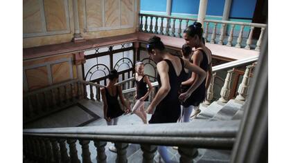 Estudiantes de la Escuela Nacional de Ballet de Cuba charlan durante un descanso