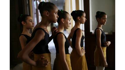 Estudiantes de la Escuela Nacional de Ballet de Cuba esperan para entrar a una clase